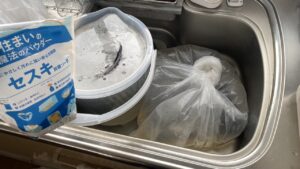 ゴミ袋を使って換気扇パーツをセスキつけ置き洗いしている様子