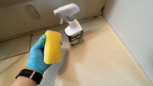 スポンジでお風呂を掃除している様子