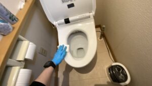 トイレを丁寧に掃除している様子