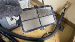 ホコリで完全に目詰まりしたストーブのフィルター