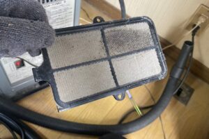 ホコリで完全に目詰まりしたストーブのフィルター