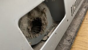 内部のファンに付着した大量のホコリ