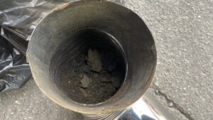 ステンレス煙突の中に大量に溜まったスス