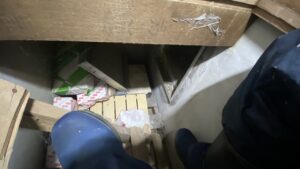 ほふく前進でないと進むことができない狭さの床下