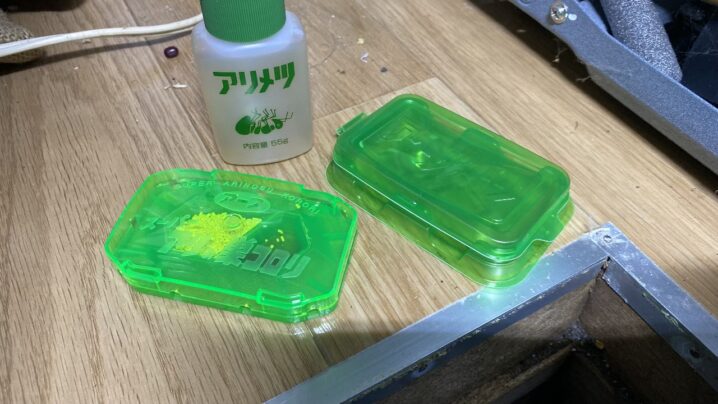 床下に設置したアリメッツとアリの巣コロリ