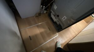 大型冷蔵庫の下に隠れていた床下点検口