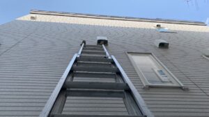 2階の換気フードに向かって高く伸ばされた2段バシゴ