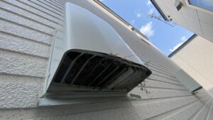 換気フードを近くから。隙間から草がはみ出している様子