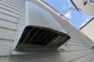 換気フードを近くから。隙間から草がはみ出している様子