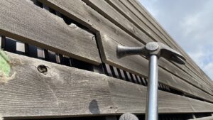 浮いた木部に釘打ち、またはビス打ち