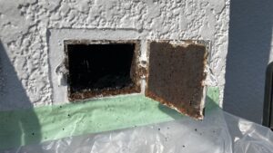 集合煙突の灰取り口。中がススで真っ黒に埋まっている