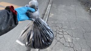 袋に大量に詰まった真っ黒なスス