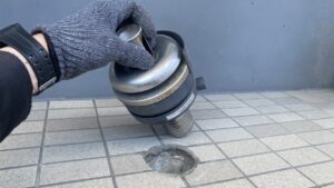 FFストーブの吸排気トップを取り外している様子