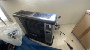 FFストーブの取り外し作業の様子