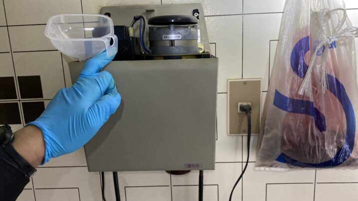 オイルサーバーの点検・修理風景