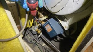 給湯器のストレーナー部分のエア抜き作業