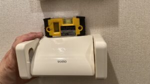 水平器を使用してホルダーの傾きをチェックしている様子