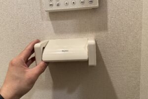取り付けが完了したトイレットペーパーホルダー