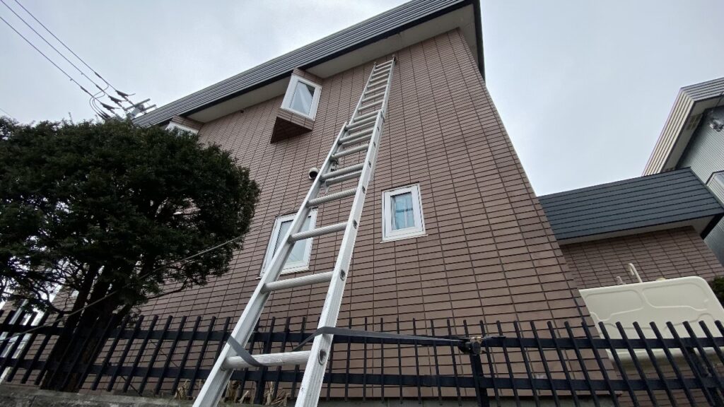 ハシゴを立てかけ軒天ボードの交換工事