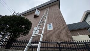 ハシゴを立てかけ軒天ボードの交換工事