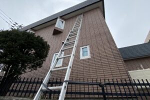 ハシゴを立てかけ軒天ボードの交換工事