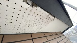 修理前の傷んだ軒天ボード