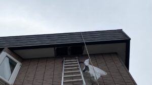 古い軒天ボードを撤去。右に垂れ下がっているのは命綱