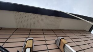 新しく交換された真っ白な軒天ボード