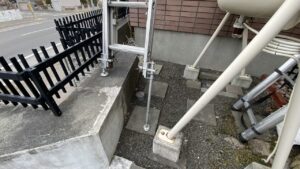 左右の足の長さを変えて段差に対応している梯子の足元