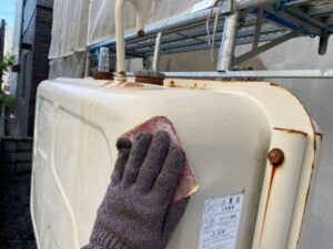 灯油タンクにケレン(紙やすりで傷つけ)作業の様子