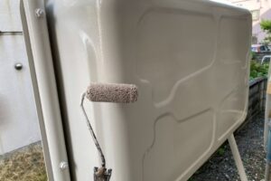 灯油タンクに上塗りしている様子