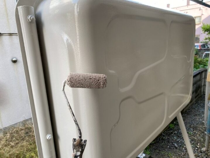 灯油タンクに上塗りしている様子