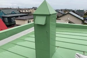 間口が非常に狭い施工前の集合煙突