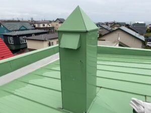 間口が非常に狭い施工前の集合煙突