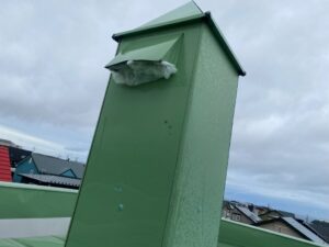 ビニール袋を使って風の影響を確認する様子