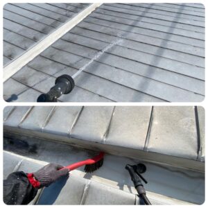 屋根の上でシャワーホースとブラシを使って清掃している様子