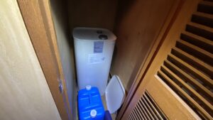 納戸の中に設置されていた90Lの室内灯油タンク