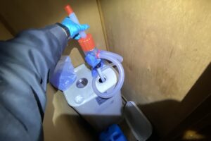 ポンプを使って灯油を抜き取っている様子