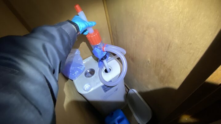 ポンプを使って灯油を抜き取っている様子