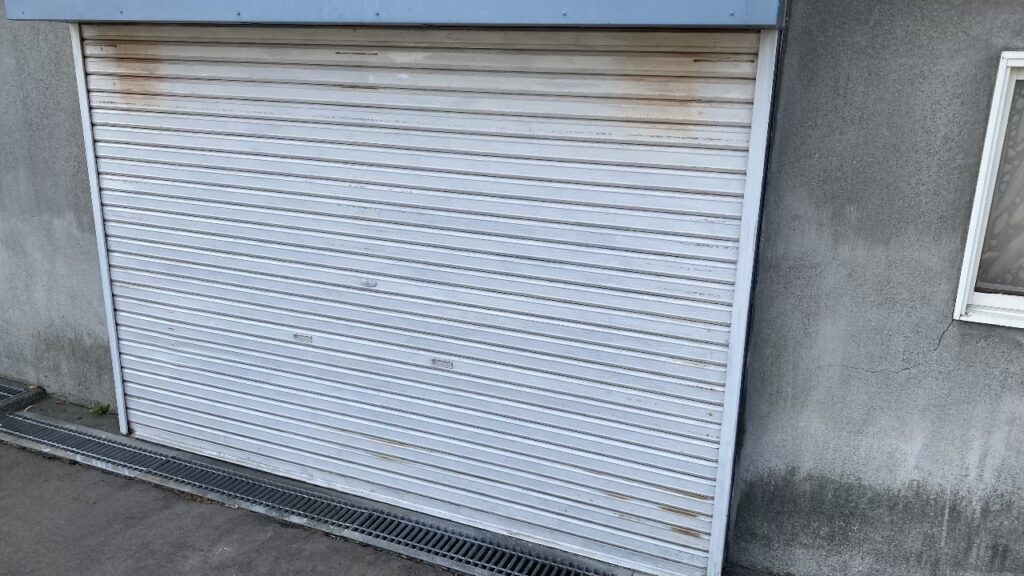 ビフォー写真。色褪せやサビの発生したシャッター