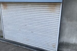 ビフォー写真。色褪せやサビの発生したシャッター