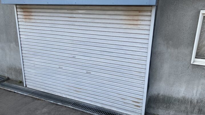 ビフォー写真。色褪せやサビの発生したシャッター