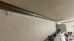 モールの受け口にビスを打って固定した様子