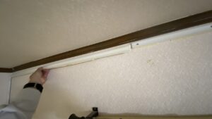 壁から剥がれて宙ぶらりんになった電線モール