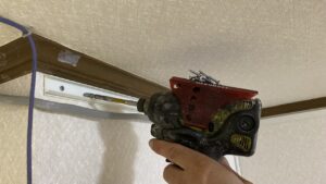 インパクトドライバーでビスを打つ様子