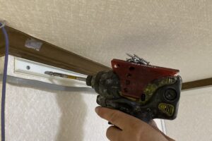 インパクトドライバーでビスを打つ様子