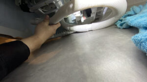 洗濯機の底部でホースの向きを変える作業②