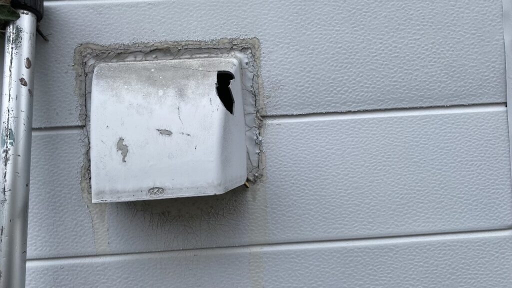 破損し、上部に穴が開いた換気フード