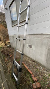 コンパクトに縮んだ状態の伸縮梯子