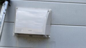 交換が完了し、真っ白なコーキングで防水施工された換気フード